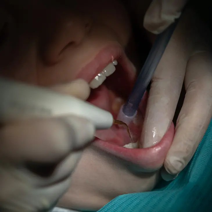 Paciente recibiendo tratamiento en Clínica dental Ronda en Centro Dental Marta Corrales