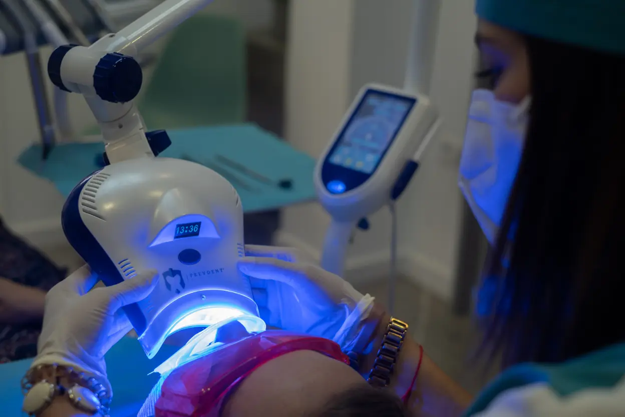 Tratando a un paciente en el Centro Dental Marta Corrales en Ronda